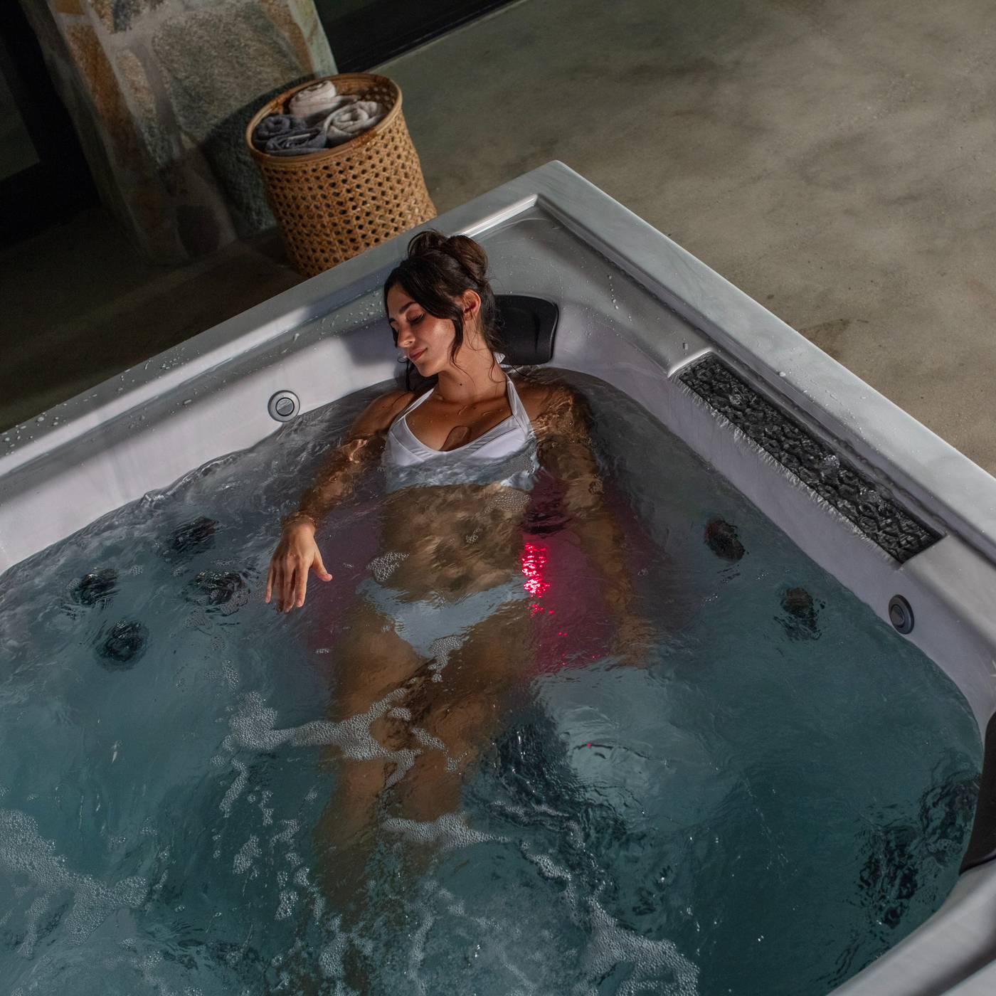 J Lx Designer Hot Tub With Open Seating Jacuzzi Jacuzzi