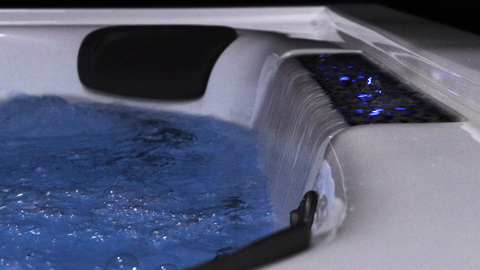 J LXL Designer Hot Tub With Open Seating Jacuzzi Jacuzzi