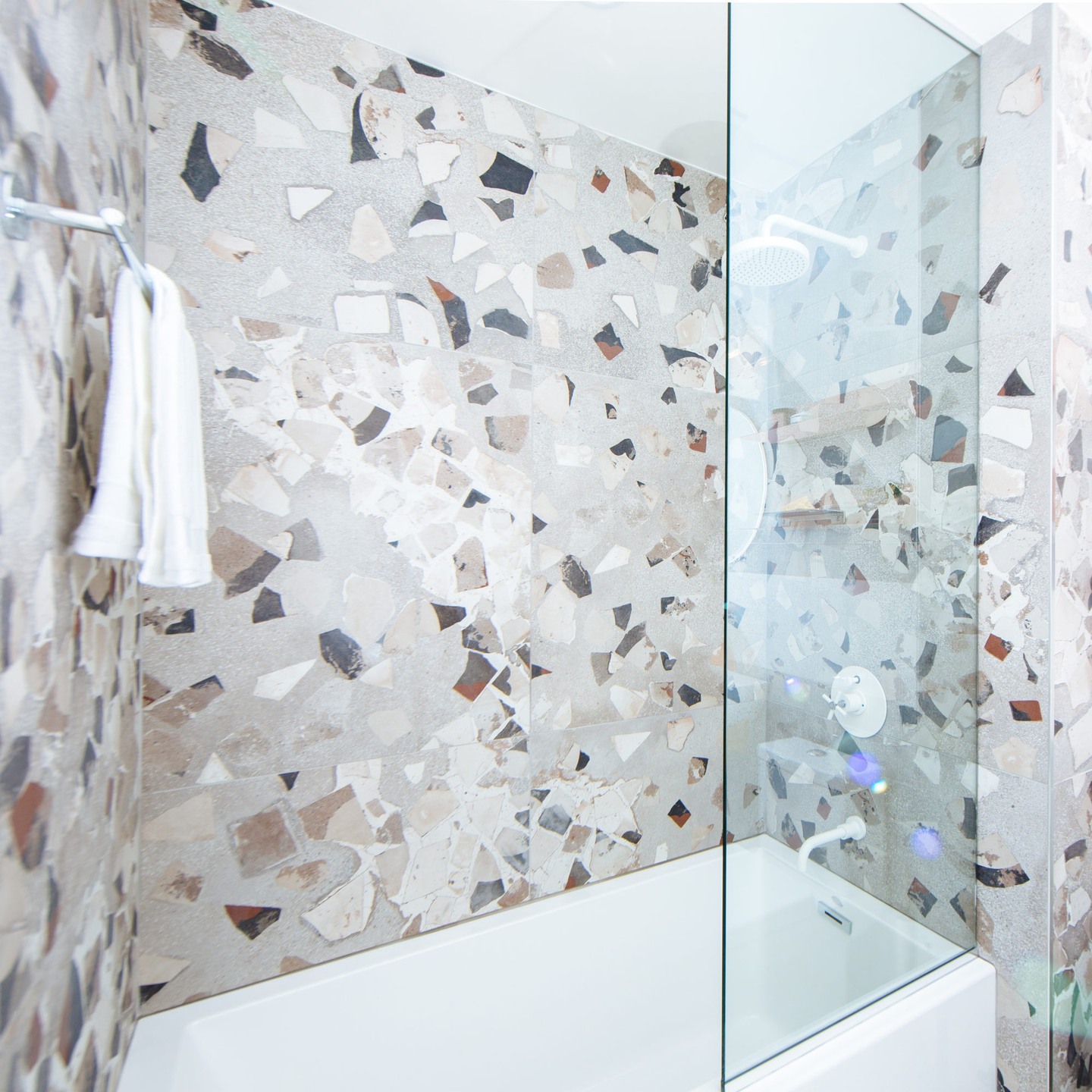 The Linea<sup>&reg;</sup> bathtub