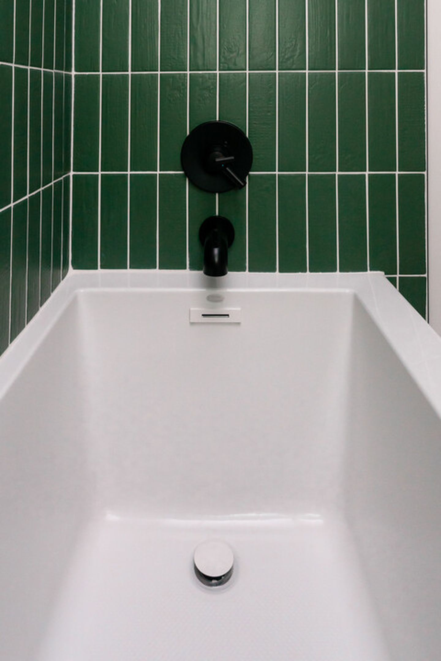 Linea Skirted Bath