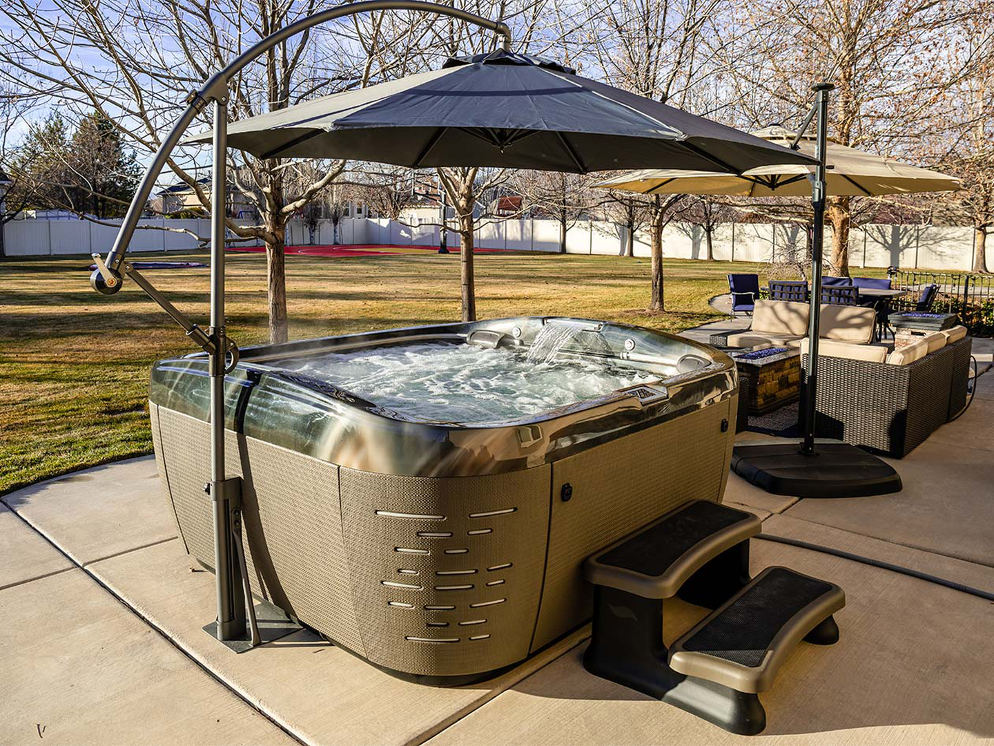 J-585 hot tub with umbrella
