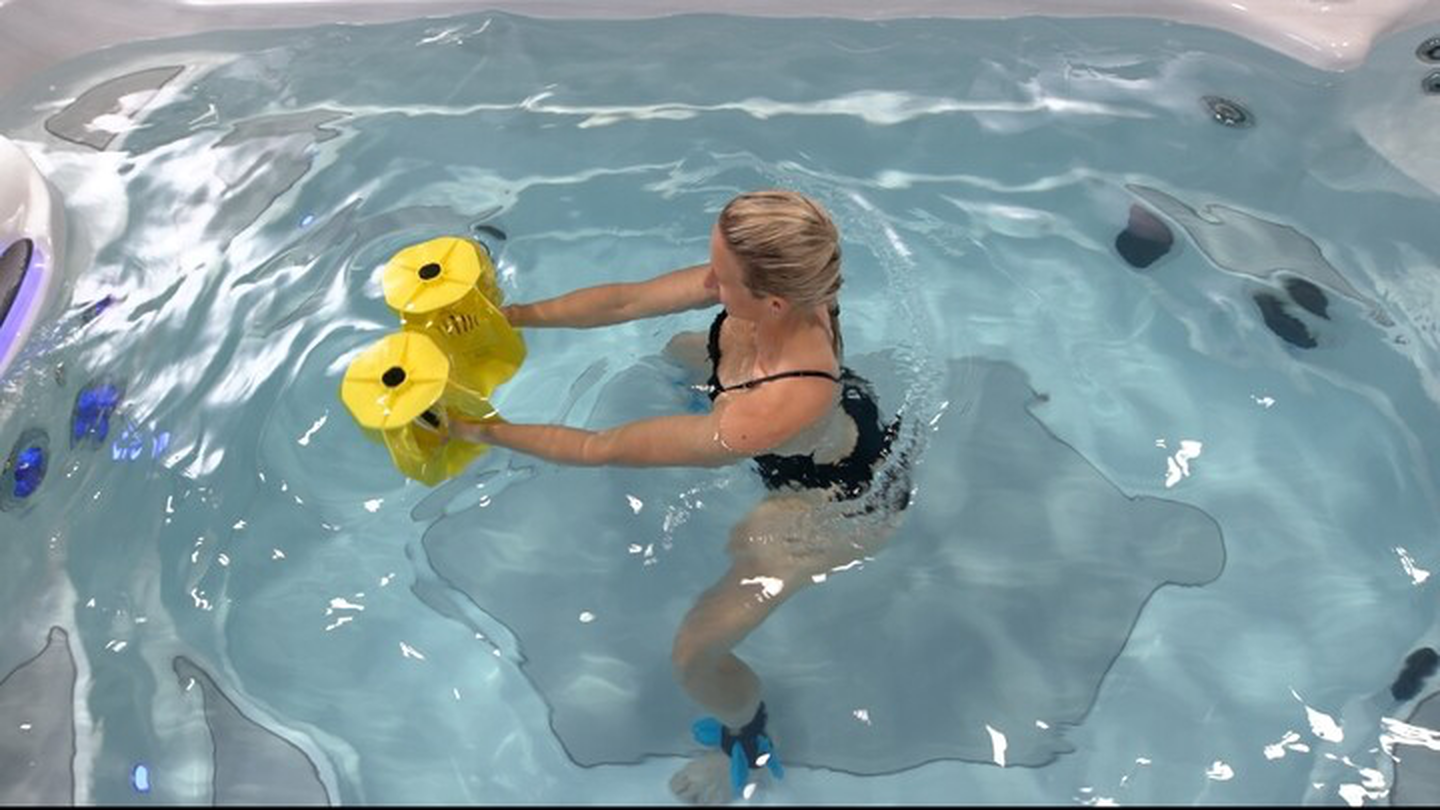 Kit PowerTone™ per Swim Spa Jacuzzi®: clienti in allenamento