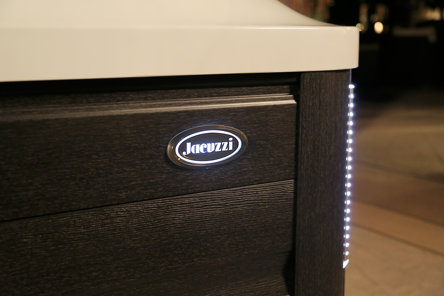 are hot tubs and jacuzzis the same, jacuzzi and hot tub, hot tub vs jacuzzi, jacuzzi vs hot tub, difference between hot tub and jacuzzi, hot tub or jacuzzi, what is a jacuzzi, what's the difference between a hot tub and a jacuzzi