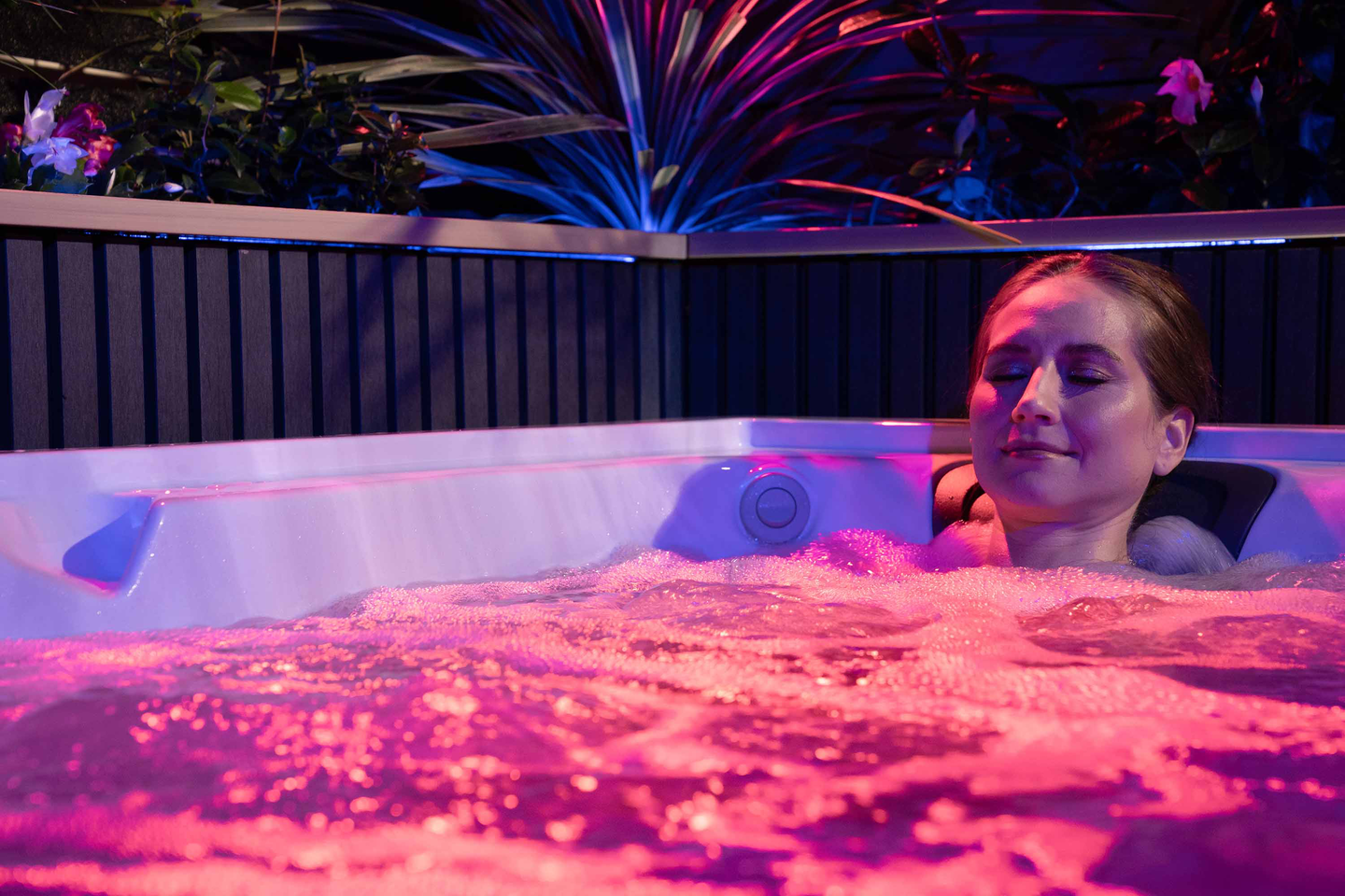 žena u hidromasažnoj kadi noću