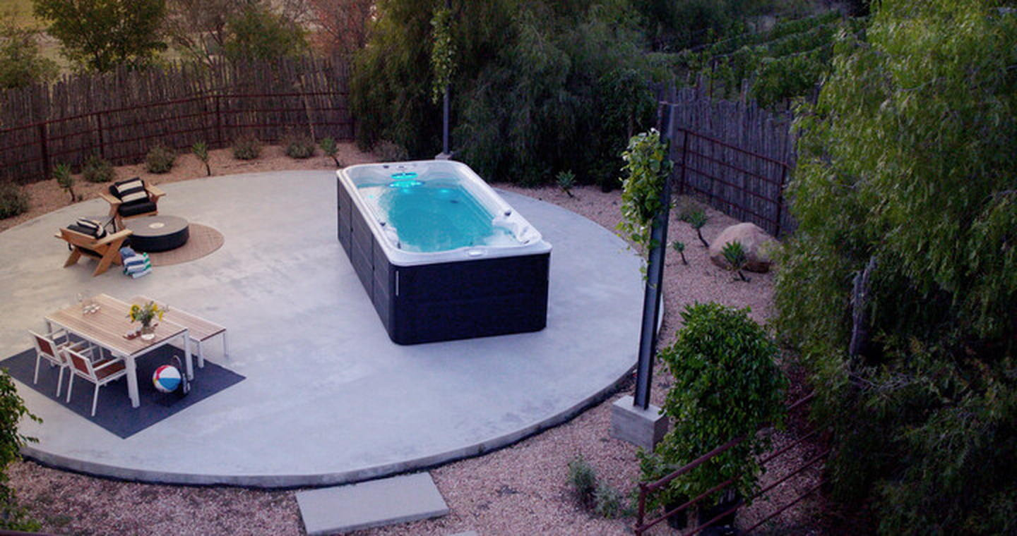 Le spa de nage install&eacute; dans un jardin urbain, une solution id&eacute;ale pour les espaces r&eacute;duits