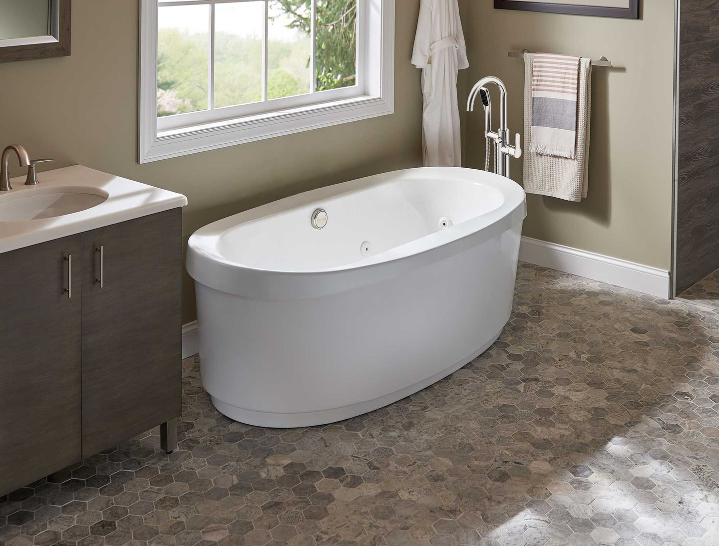 Free Shipping on bathtub- freestanding tub
