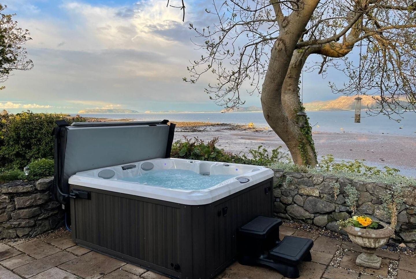 How much does it cost to run a hot tub in the UK 2023? advice and more) Jacuzzi