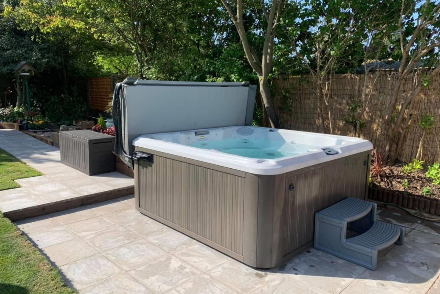 How much does it cost to run a hot tub in the UK 2023?