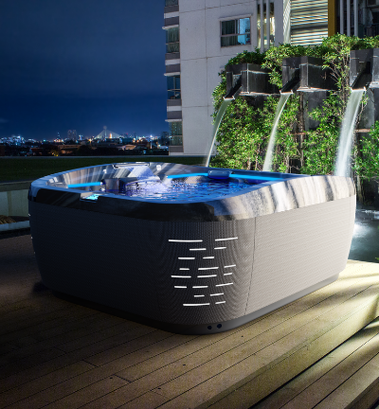 J 500 hot tub image