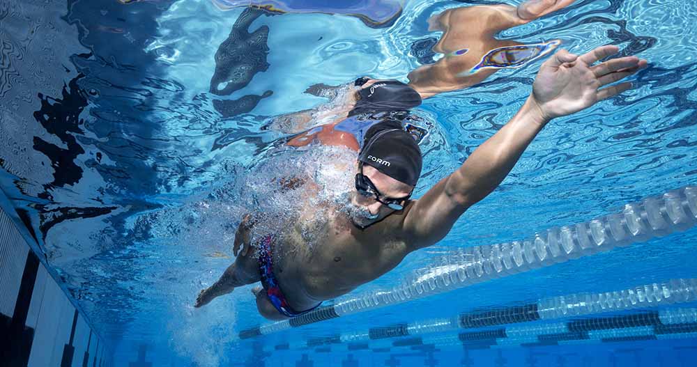 Gafas de natación inteligentes FORM para entrenar en el Swim Spa