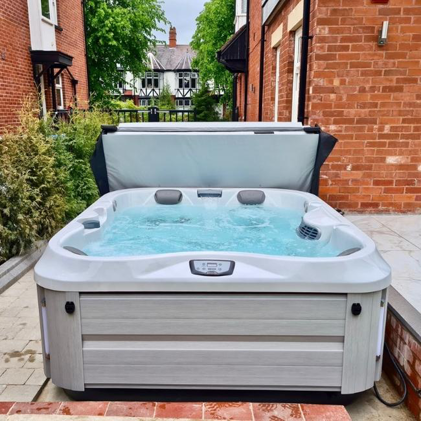 Coperture ProLast™ e ProVinyl Jacuzzi®: proteggi la tua Spa idromassaggio