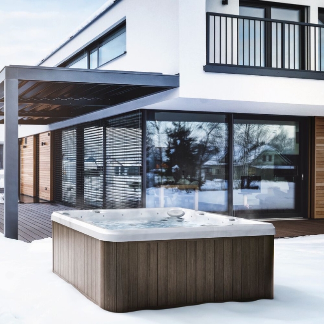 Can I use my hot tub in Winter? (Advice, handy tips and more)