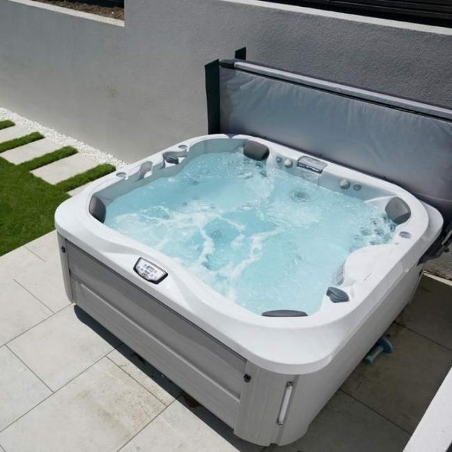 Hard shell vs inflatable hot tub (Pros, cons and more)