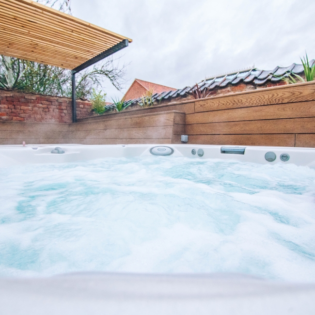 Portable vs in-ground vs inflatable hot tubs (Pros, cons, prices and more)