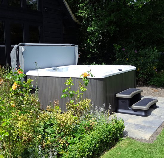 HOW MUCH DOES IT COST TO RUN A HOT TUB IN THE UK 2023? (COMPARISONS, ADVICE AND MORE)