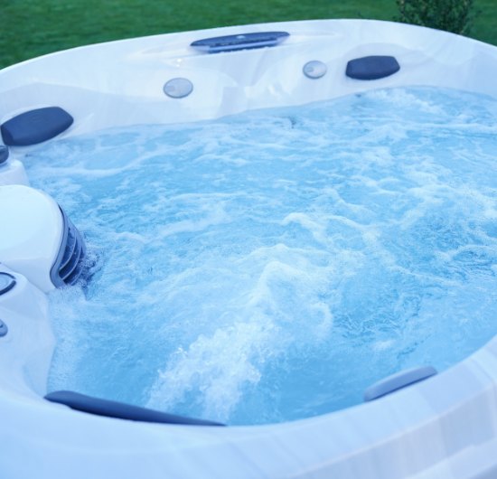 HOW TO ENJOY YOUR JACUZZI® HOT TUB IN A MORE ENERGY EFFICIENT WAY