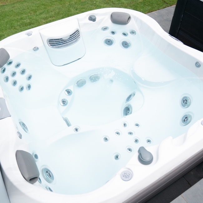 What hot tub seats are right for me? (Guide, buying tips and more)