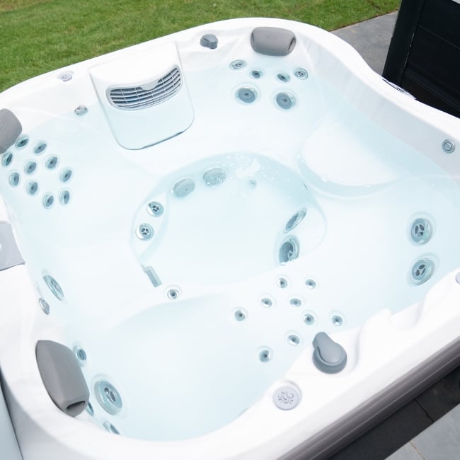 What hot tub seats are right for me? (Guide, buying tips and more)